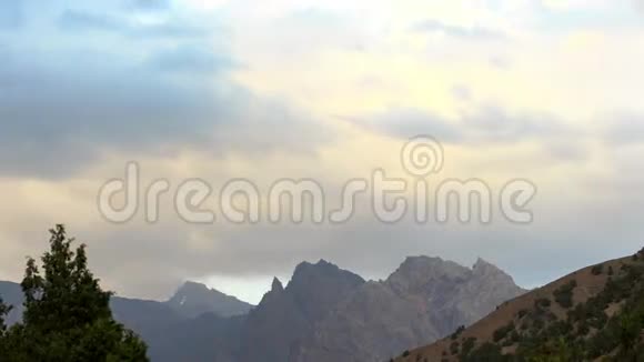 云层笼罩着群山帕米尔塔吉克斯坦4K视频的预览图