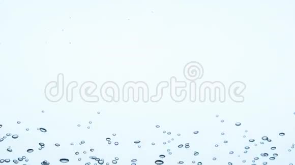 水泡和白色背景下的作用视频的预览图