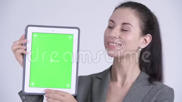年轻漂亮的年轻女商人展示数码平板电脑的脸视频的预览图