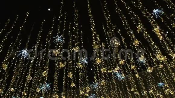 圣诞节和新年假期照明户外城市街道在夜间金光闪闪的花环视频的预览图