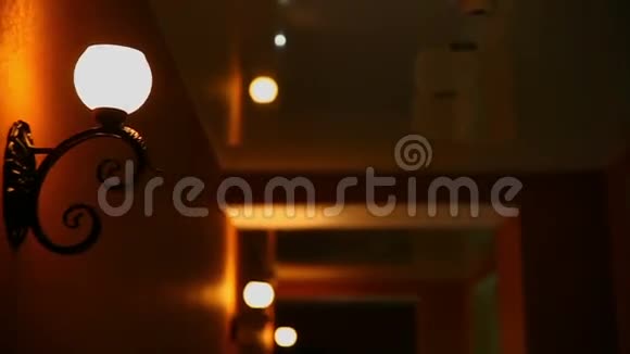 酒店黄夜现代结构走廊视频的预览图