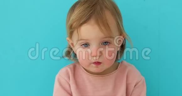 在蓝色背景下被隔离的婴儿肖像视频的预览图