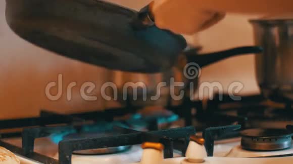 在家庭厨房的炒锅上煮面饼平饼视频的预览图