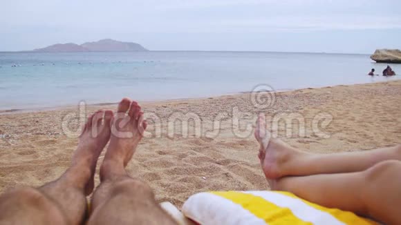 躺在海边晒太阳的人的腿视频的预览图