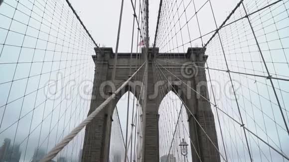布鲁克林大桥下雨了视频的预览图