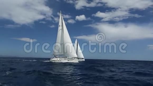 帆船比赛豪华游艇帆船比赛中的船只帆船白色帆的游艇视频的预览图