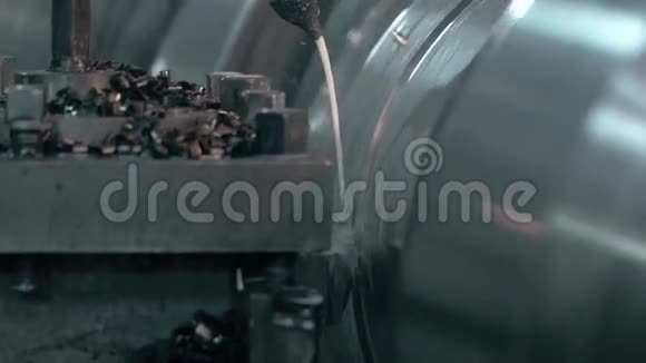 铣削金属加工工艺工厂切割端面齿形立式轧机金属细节的工业数控加工视频的预览图