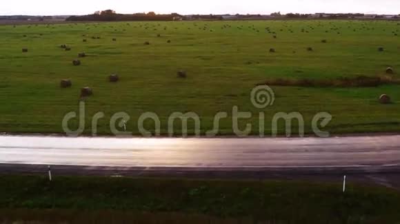 从车上飞过雨后潮湿的道路空中镜头快关门视频的预览图