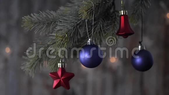 两个蓝色圣诞球和云杉树枝视频的预览图