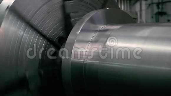 铣削金属加工工艺工厂切割端面齿形立式轧机金属细节的工业数控加工视频的预览图