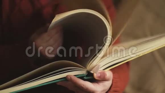 手拿大本书视频的预览图