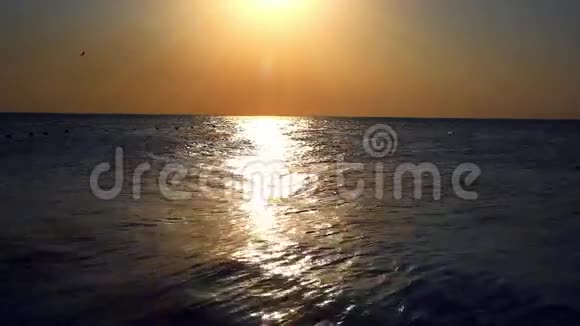 观海上美丽的日落美景飞蝇视频的预览图