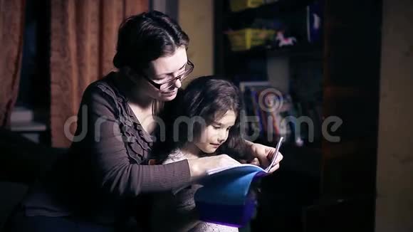 戴眼镜的妈妈和她的女儿视频的预览图