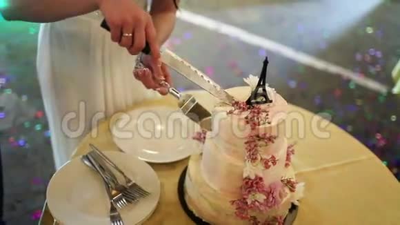 美丽的白色结婚蛋糕鲜花视频的预览图