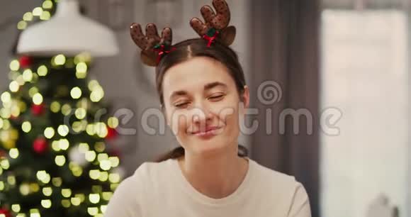 在圣诞节时微笑的女人视频的预览图