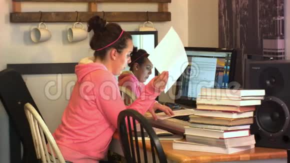 大学女生在电脑上看论文和打字视频的预览图