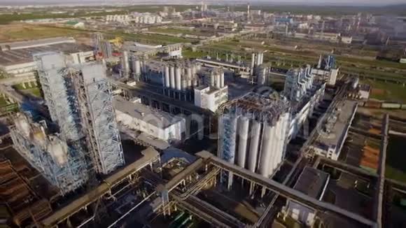 一个巨大的炼油厂有管道和蒸馏的综合体空中景观视频的预览图