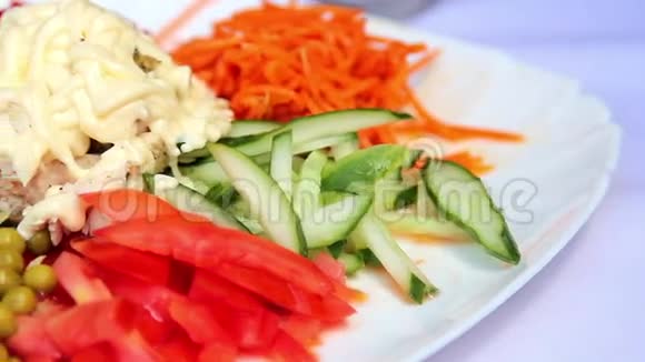 新鲜蔬菜沙拉新鲜的切碎的蔬菜作为沙拉视频的预览图