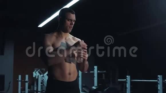健美运动员肌肉发达视频的预览图
