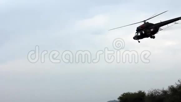 直升机喷洒肥料视频的预览图