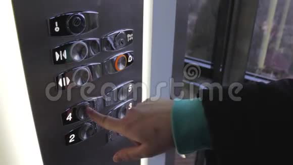 在电梯中点击按钮电梯视频的预览图
