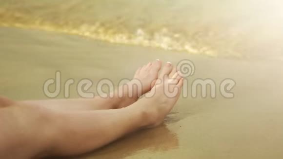 美丽的女腿在海边视频的预览图