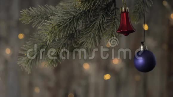 两个蓝色圣诞球和云杉树枝视频的预览图
