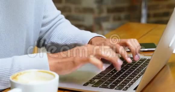 在4k咖啡馆使用笔记本电脑的人视频的预览图