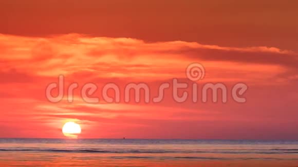 天际线上的红日日落太阳海上的反射视频的预览图