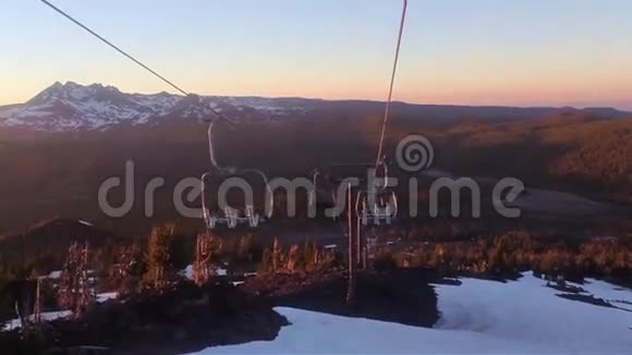 夏天日落时乘坐滑雪缆车视频的预览图
