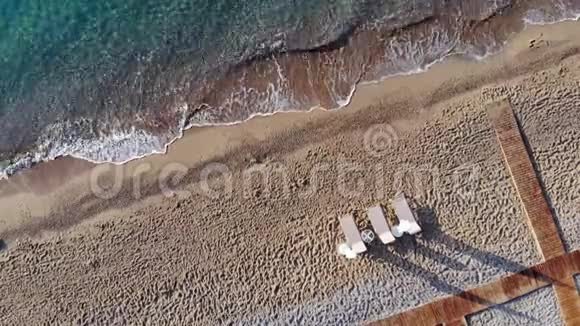 空中无人机清晨拍摄地中海海滩海滩日出视频的预览图