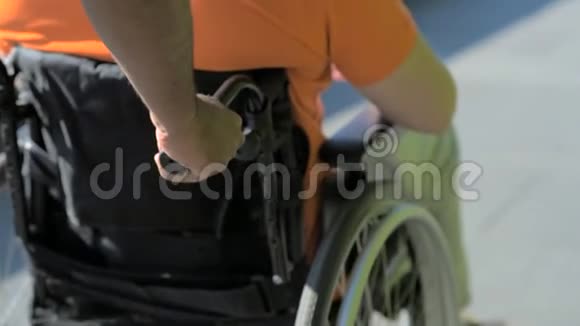 有帮助的照顾者推着一个轮椅的男人视频的预览图