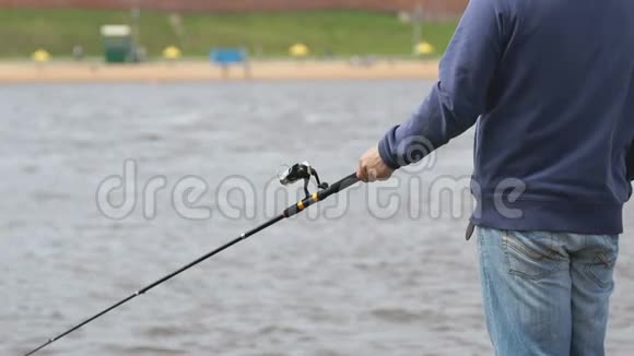 人在河的背景上钓鱼视频的预览图