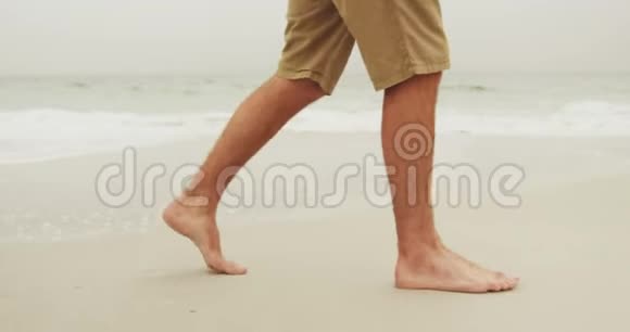 在海滩上赤脚行走的人很少视频的预览图