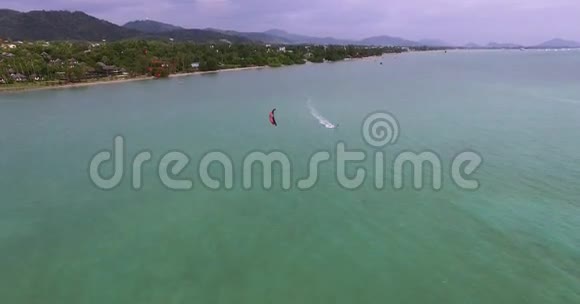 4K热带蓝色海洋的鸟瞰风筝冲浪视频的预览图