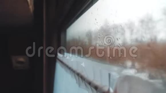 玻璃窗上的雨雪铁路概念火车旅行从火车的窗户可以看到美丽的景色视频的预览图