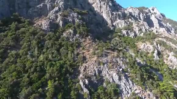 山坡无人机的空中镜头视频的预览图