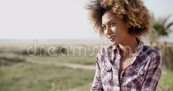 美丽的微笑女人自然视频的预览图