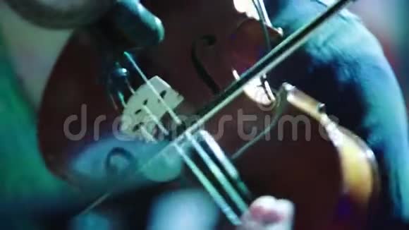 拉小提琴的特写视频的预览图
