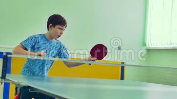 男孩打乒乓球运动慢视频视频的预览图