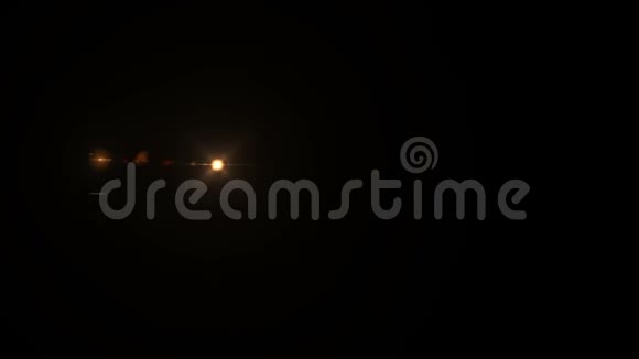 太阳爆发镜头耀斑光在黑色背景上视频的预览图