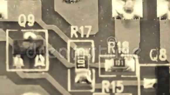 旧薄膜电路板微电子元件视频的预览图