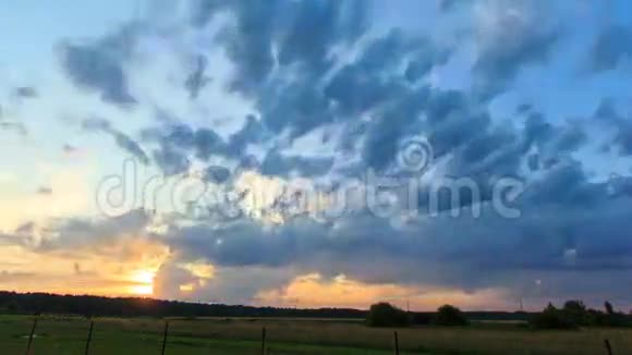 日落和雷暴闪电闪烁时间视频的预览图