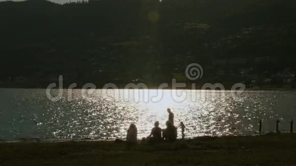 太阳在湖面上倒影视频的预览图