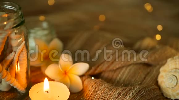装有贝壳珊瑚带有蜡烛灯的海洋物品的玻璃罐装饰用梅花视频的预览图