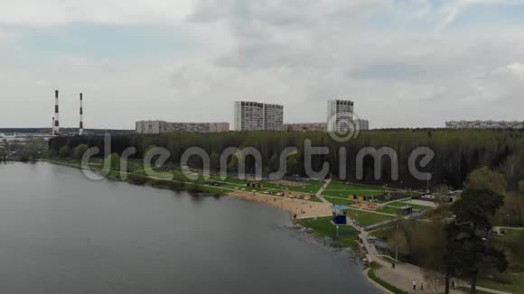 俄罗斯莫斯科Zelenograd行政区学校湖景视频的预览图