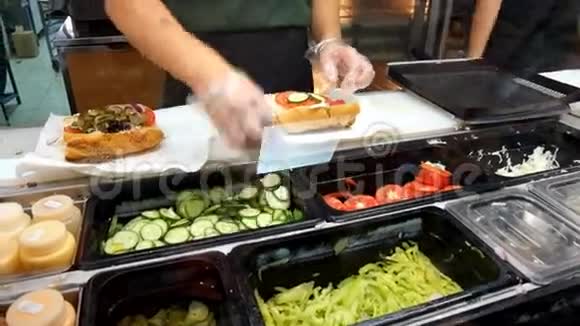 美味的烤切片三明治上面有脆生菜西红柿和洋葱的动态视图视频的预览图