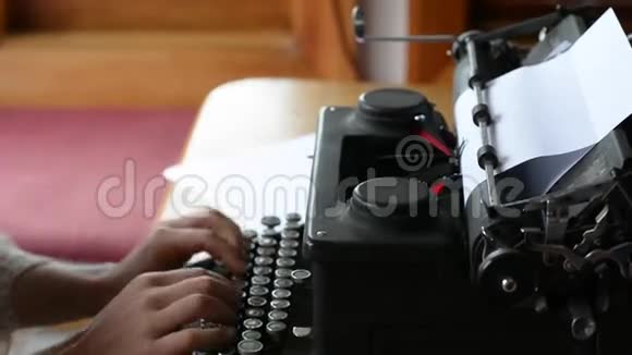 一位年轻女作家用古董打字机写字的手视频的预览图
