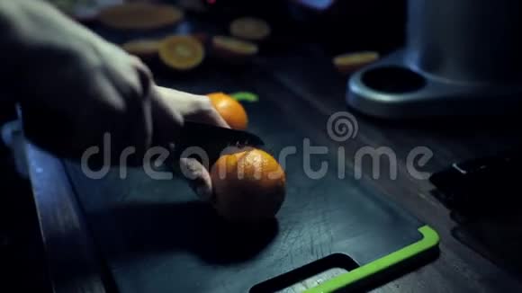 成熟多汁的橙子切成两半切成黑色视频的预览图