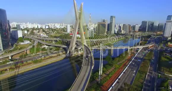 现代建筑现代桥梁连接两个不同的点世界上的斜拉桥视频的预览图